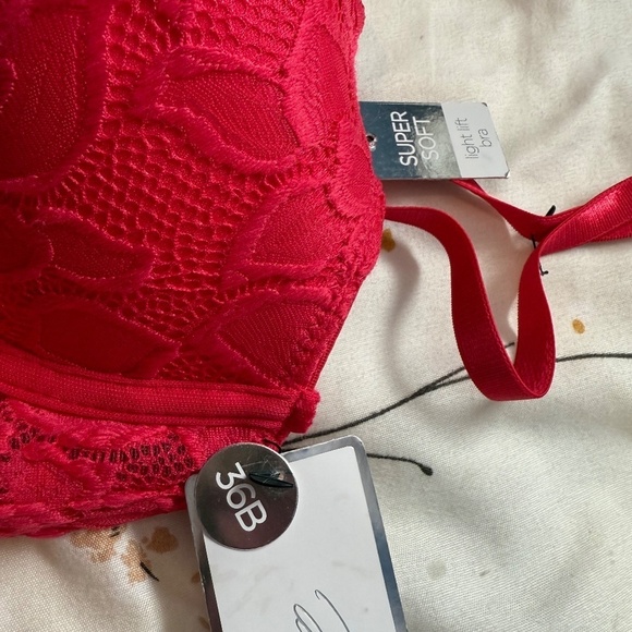 NWT Marilyn Monroe Red Lace Light Lift Bra β Size 36B β Sultry & Elegant! β€οΈβ¨ - Picture 3 of 4
